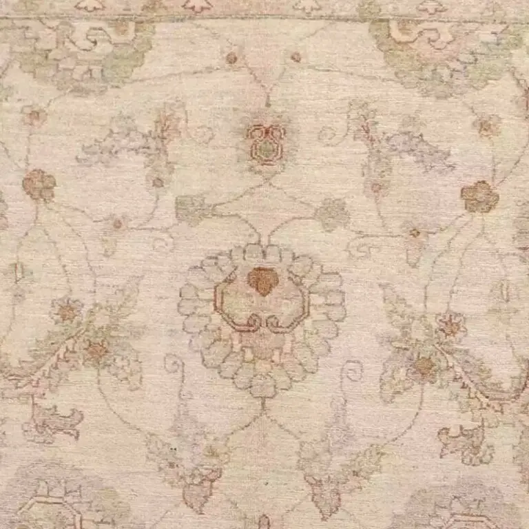 Gazney Rug 204 x 150, beige floral gazney rug, close-up detail 1