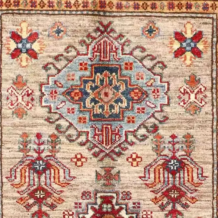 Super Kazak Rug 166 x 101, grey medallion kazak rug, close-up detail 1