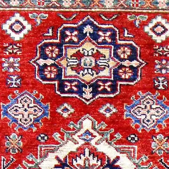 Super Kazak Rug - 118 x 81, red lamb wool kazak rug, close-up detail 1