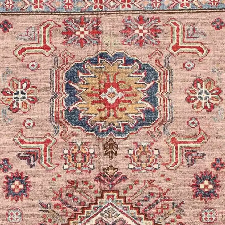 Super Kazak Rug 151 x 100, salmon kazak rug, close-up detail 1