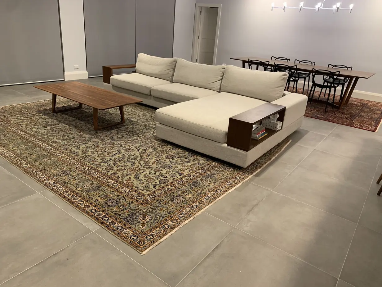 Repairing the edge of a rug by hand